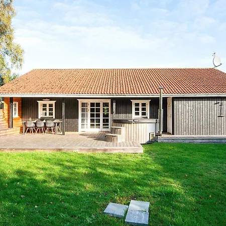 7 Person In Casa de Férias Grenå